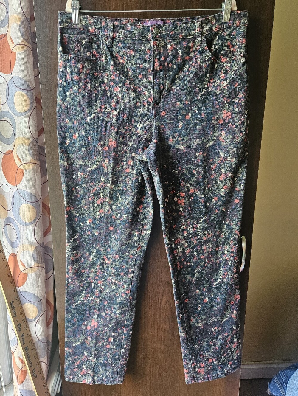 Gloria Vanderbilt Black Jeans With Green And Pink Florals Size 16